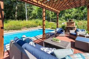 Oaisis on Oak - Private In-Ground Pool - Hot Tub - Pergola Seating - Wildlife